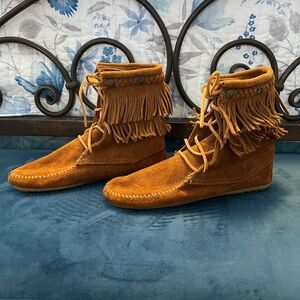 Minnetonka lace up fringe native inspired moccasin ankle boots in size 8